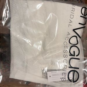 Brand new never worn fingertip veil